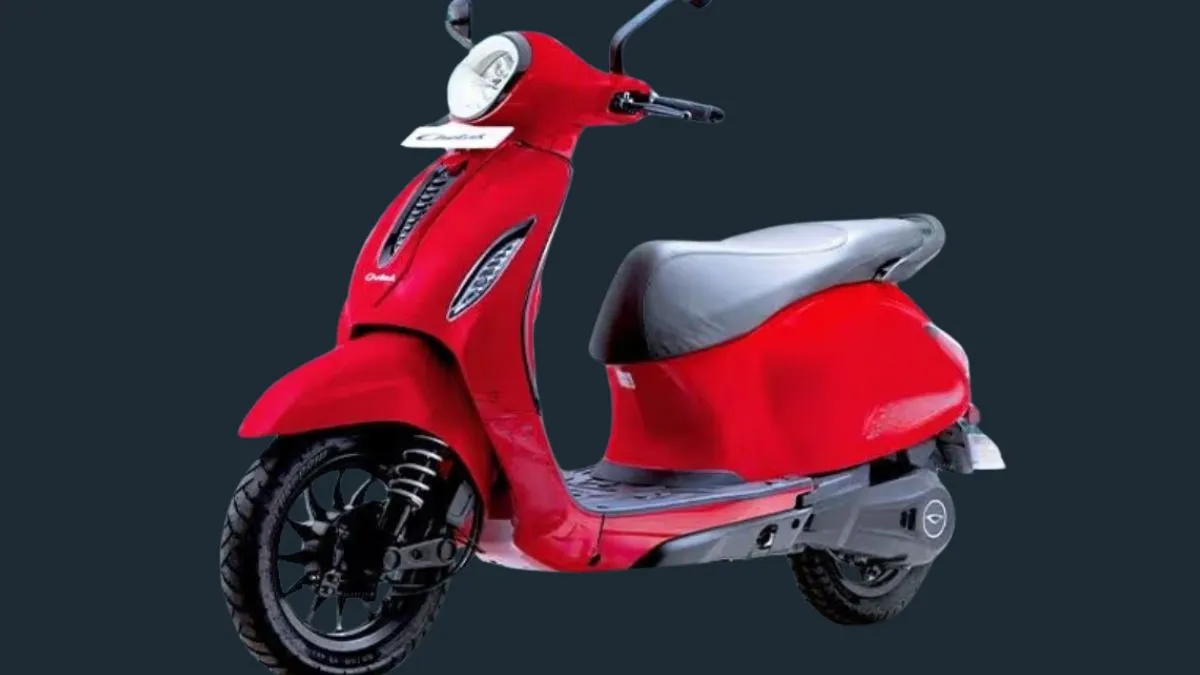 Bajaj Chetak की टॉप स्पीड और बैटरी रेंज का प्रदर्शन करते हुए
