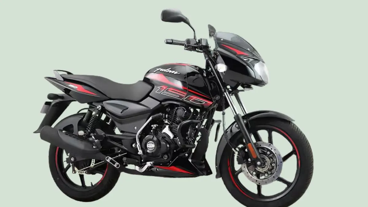 Pulsar 150 on road highlighting top speed and smooth ride