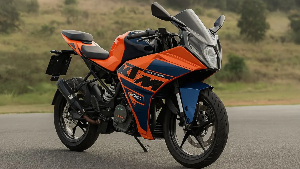 KTM RC 125 2025 का सामने से फुल फेयर्ड लुक और LED हेडलैंप