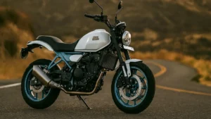 Royal Enfield Guerrilla 450 का रेट्रो लुक और सी-शेप एलईडी हेडलाइट